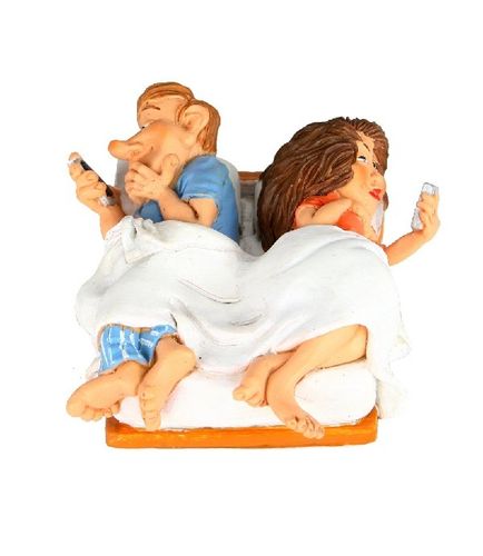 Les Alpes 010 99006 couple in bed + Smartphone 8 cm synthetic resin Funny Decoration Mobile Phone